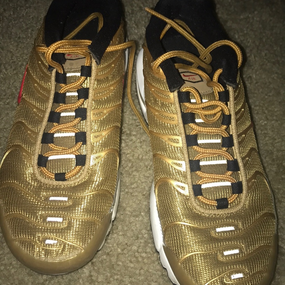 Gold and red  vapor max ! Barley used